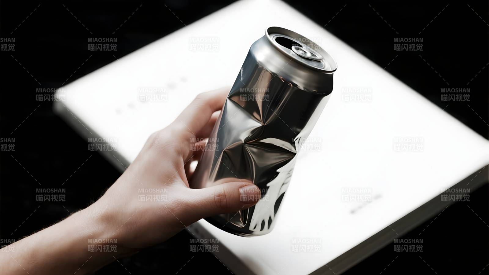 手握压扁的易拉罐图片