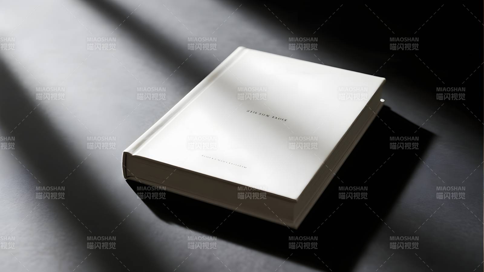 光影中的书本图片