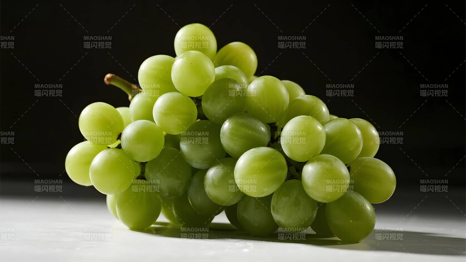 青葡萄特写图片