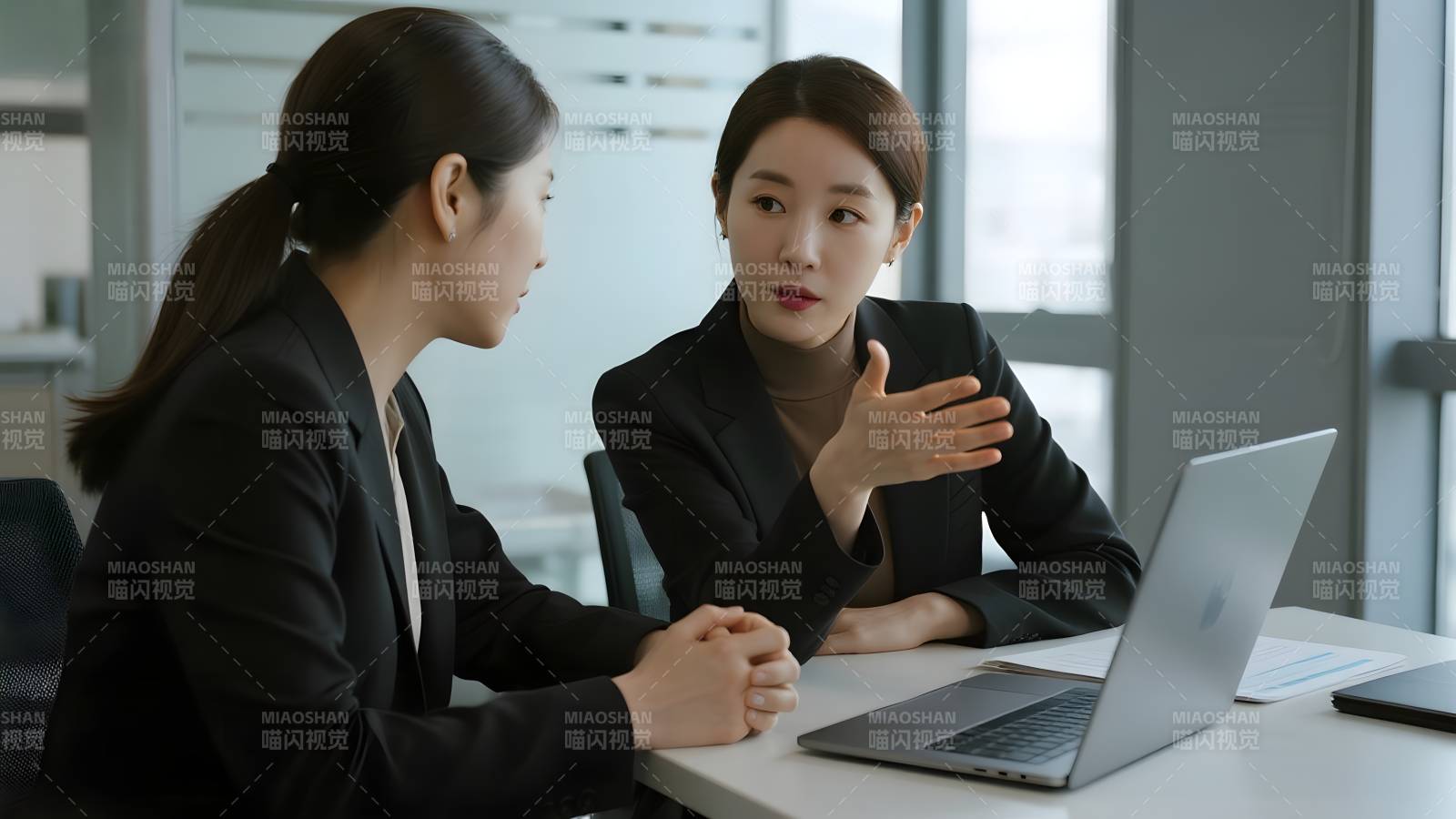 商务洽谈现场图片