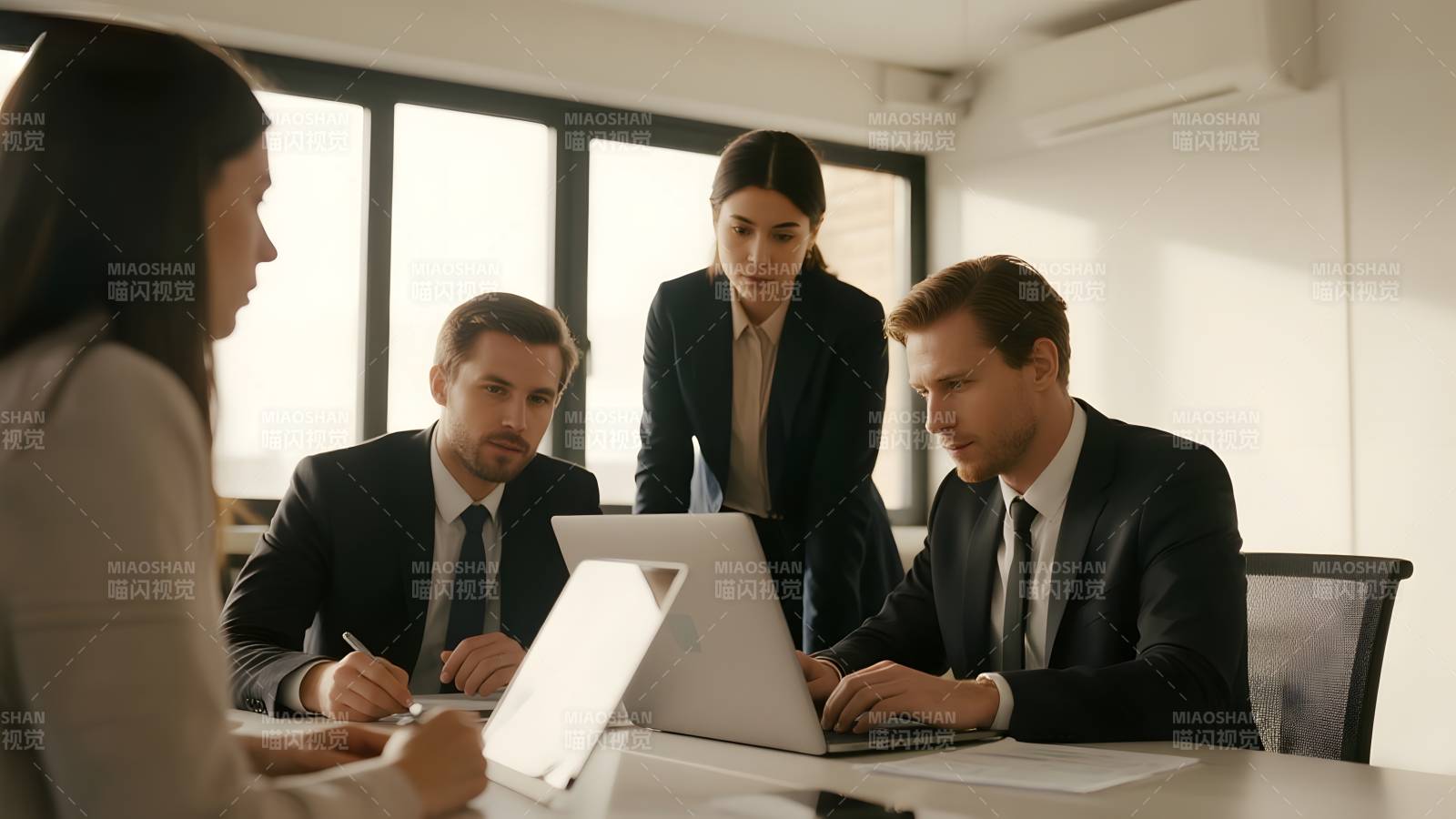 商务会议讨论中图片