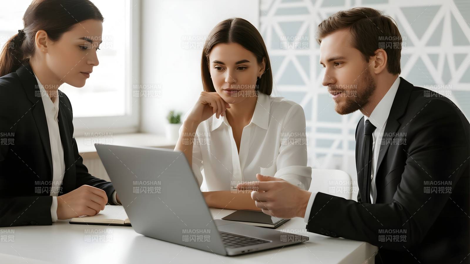 商务会议讨论中图片