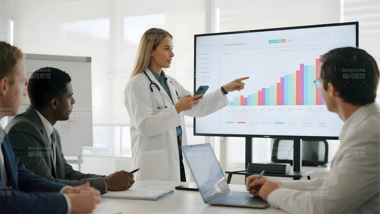医生讲解数据图表图片