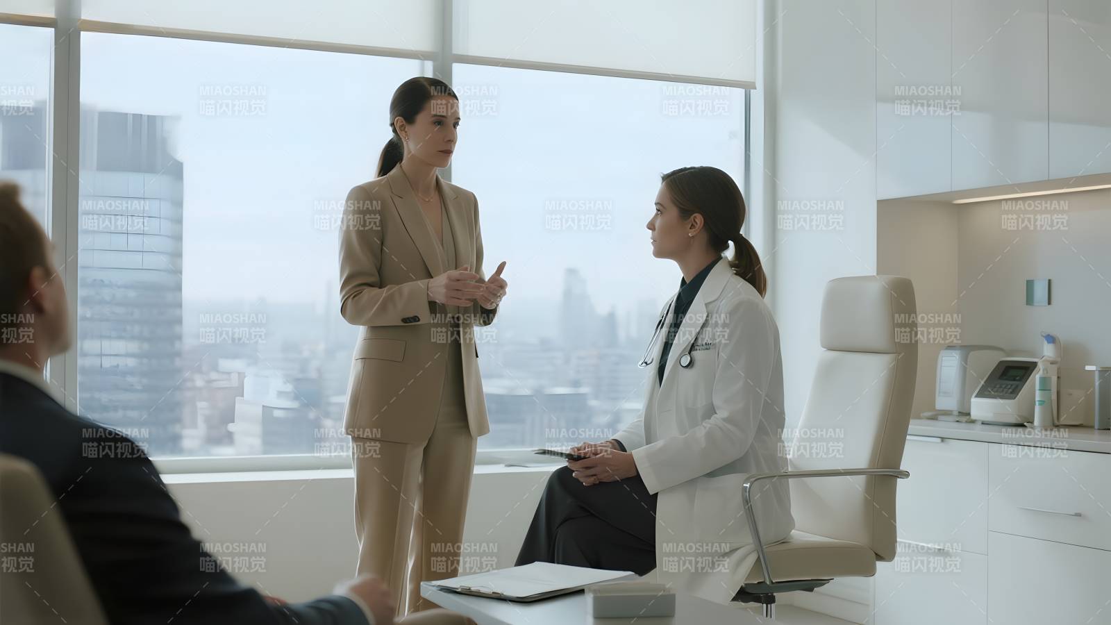 医生与客户交谈图片