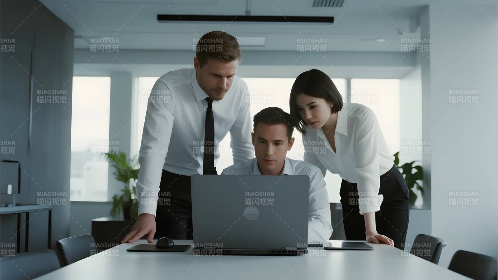 团队协作办公场景图片