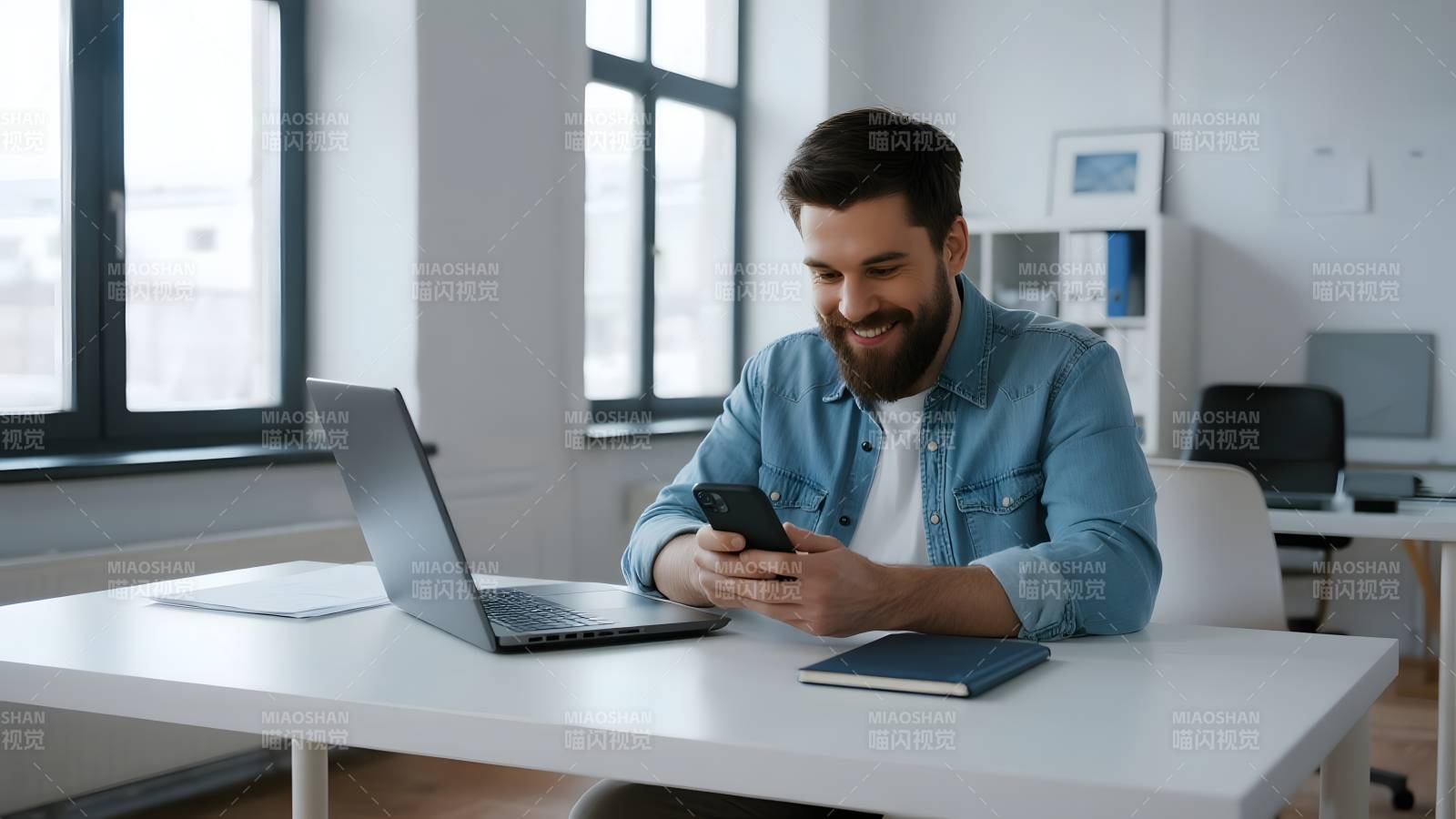 办公桌前微笑男子图片