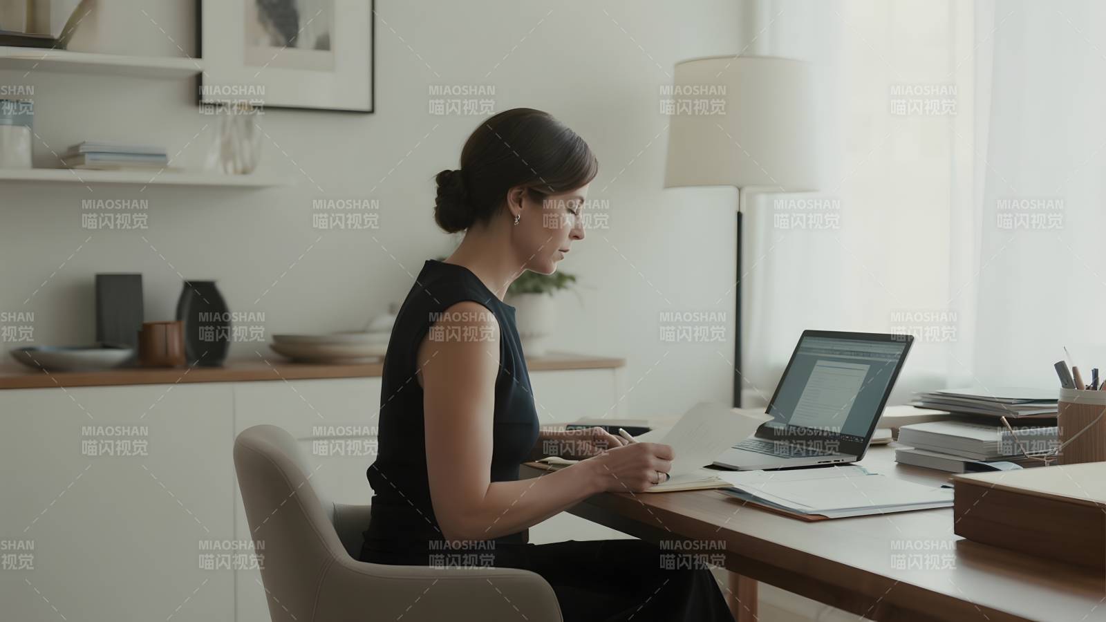 专注工作的女性图片