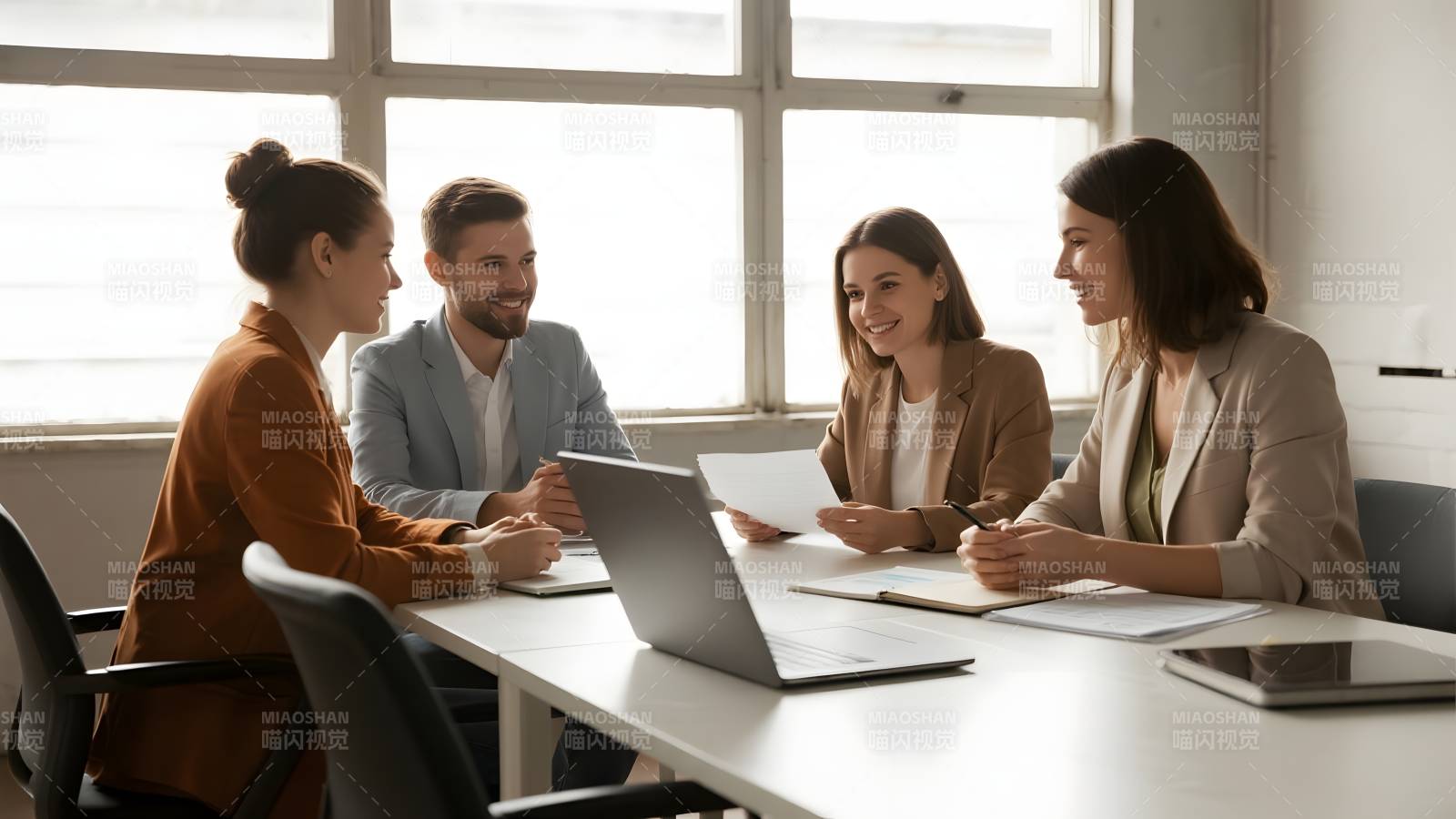 团队会议讨论中图片