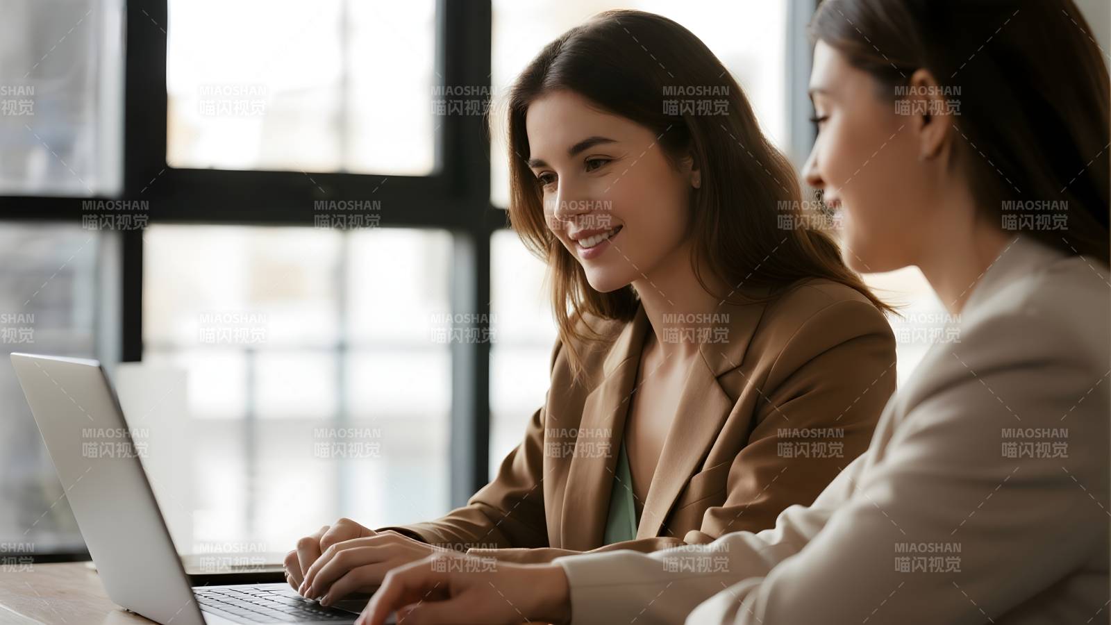 职场女性共事瞬间图片