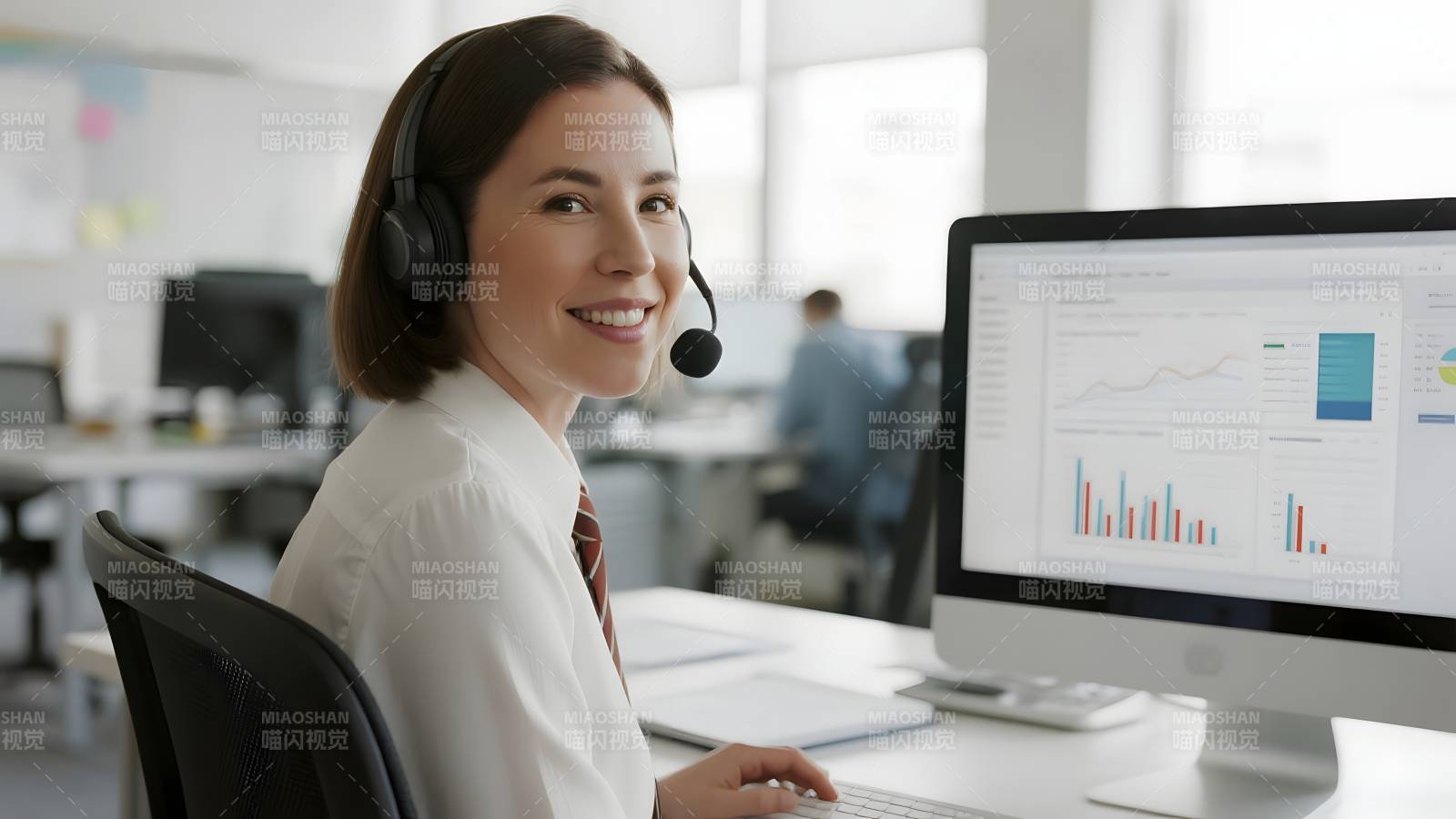 客服人员微笑工作图片