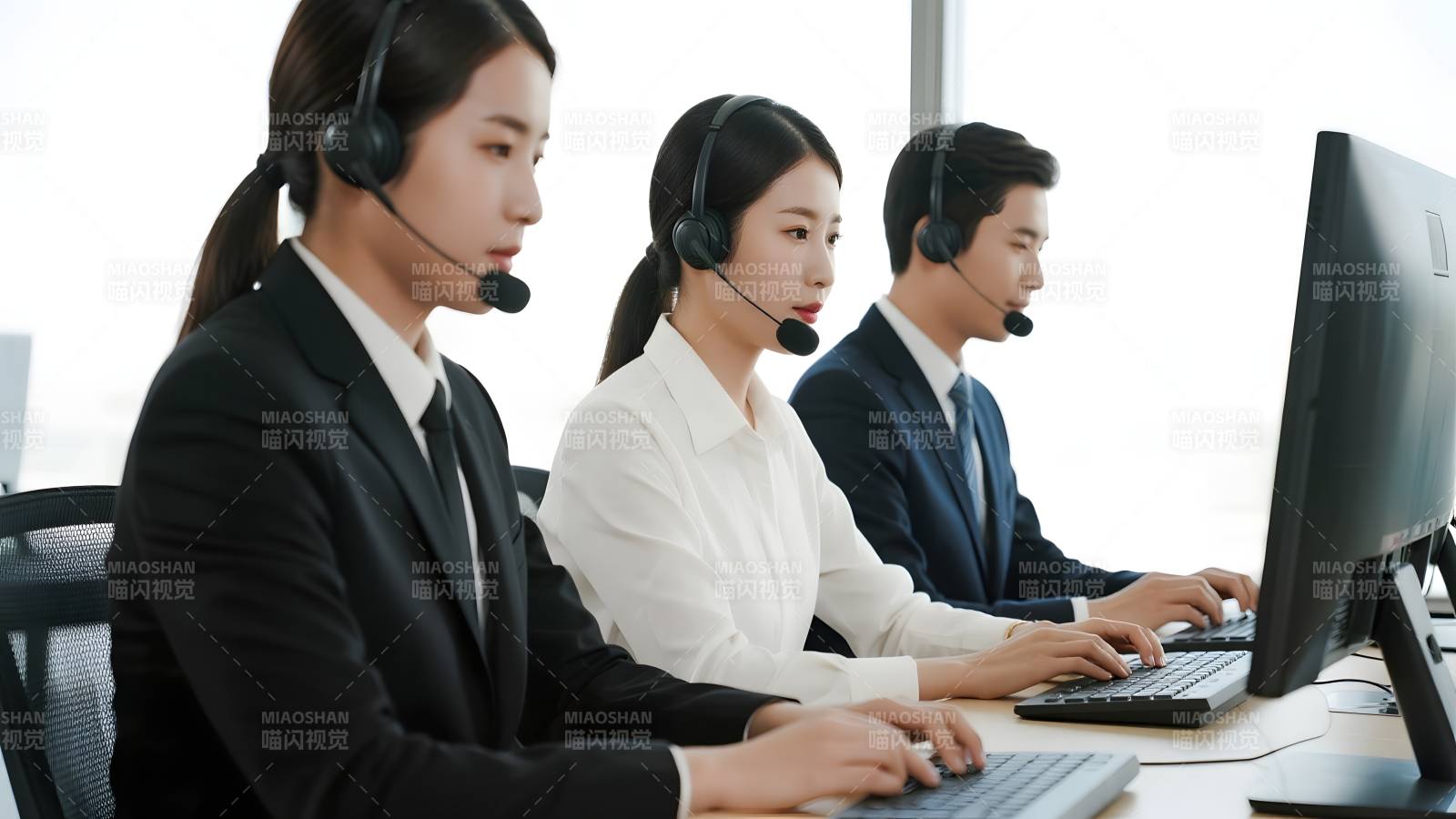 客服团队专注工作图片