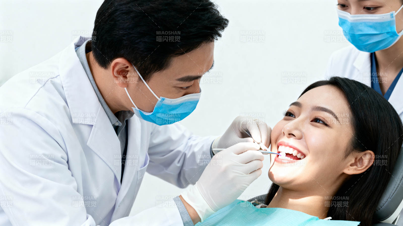 牙医检查患者牙齿图片