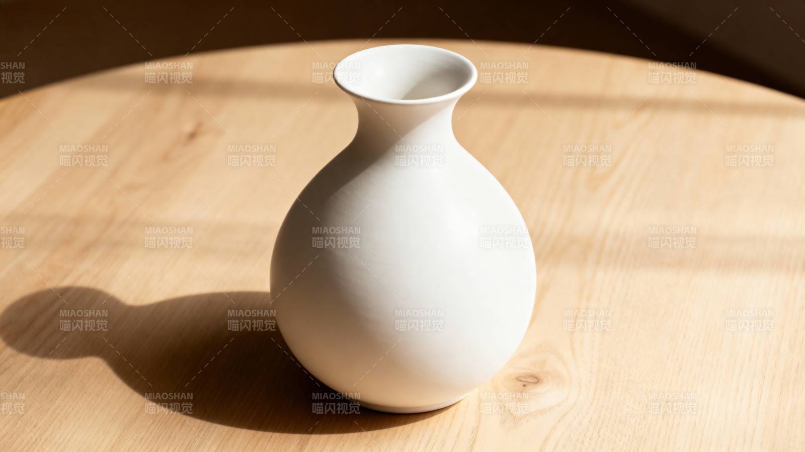 白瓷瓶静置于木桌图片