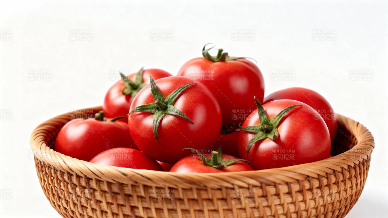 红番茄盛满竹篮图片