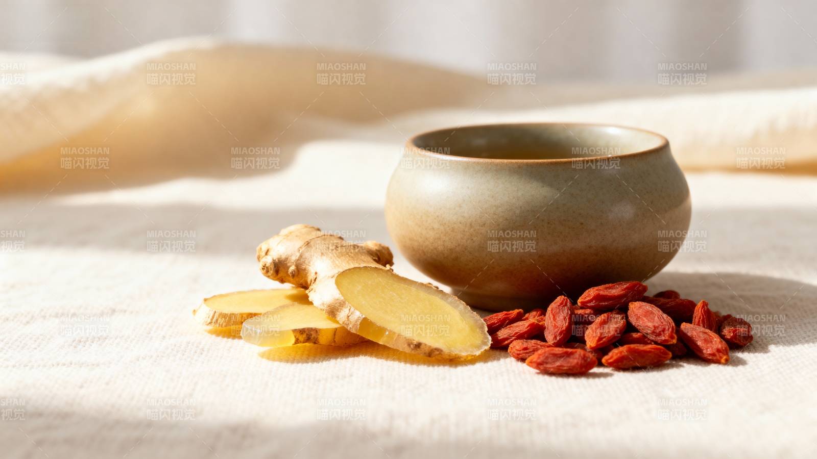 姜片枸杞茶具静物图片