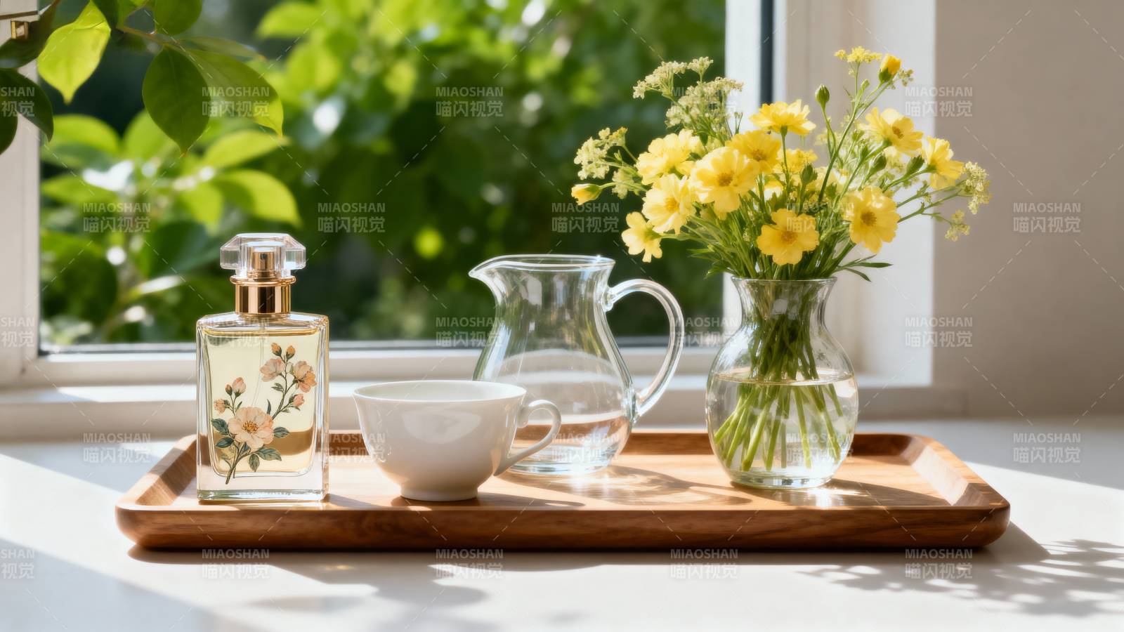 窗边花香茶具静景图片