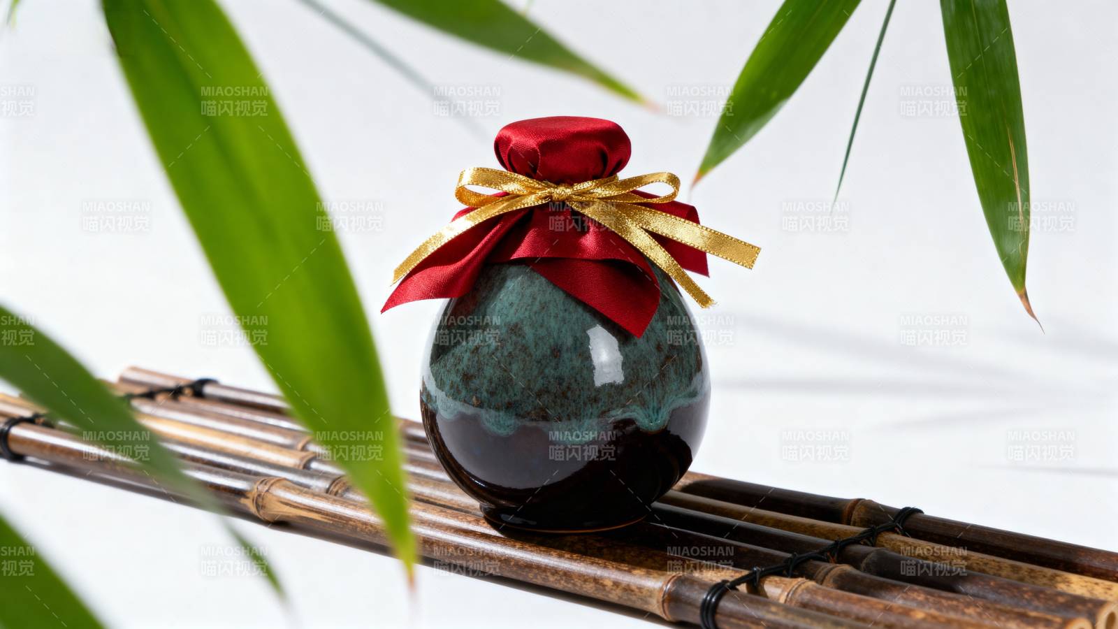 竹影下的酒瓶图片