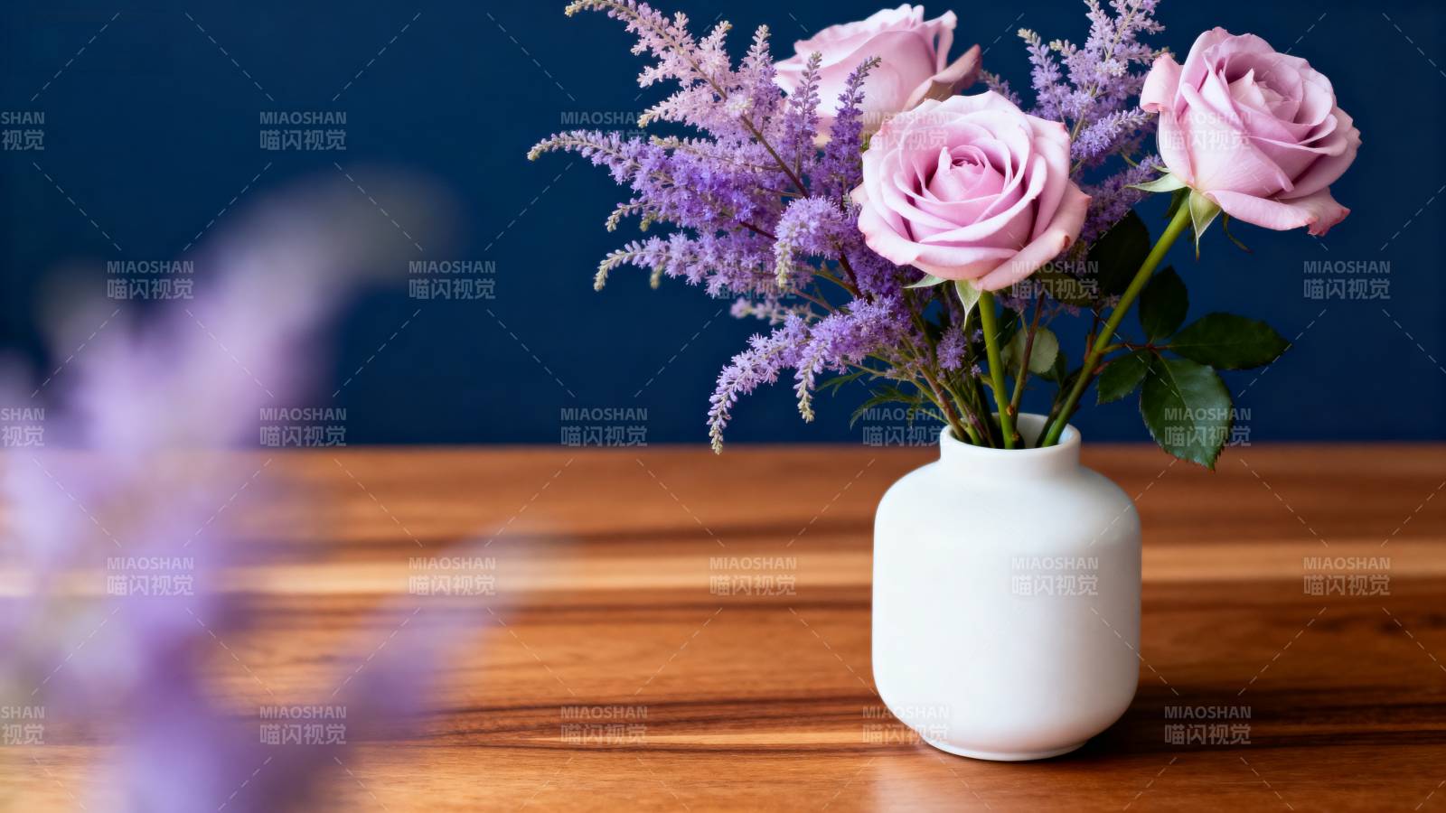 花瓶中的淡紫玫瑰图片