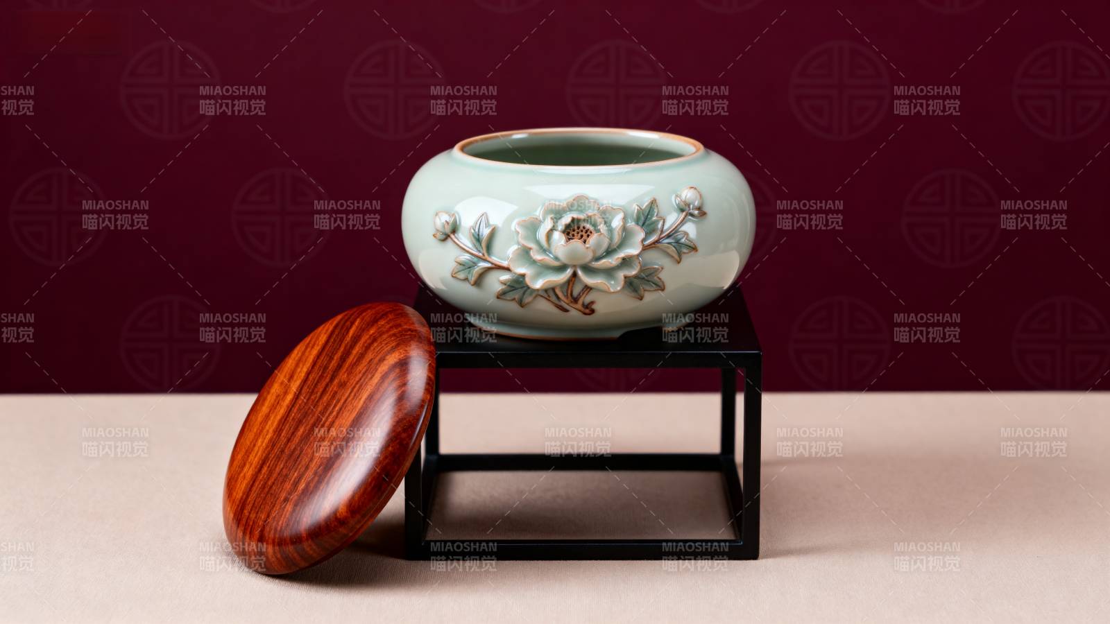 青瓷花盆与木盖图片