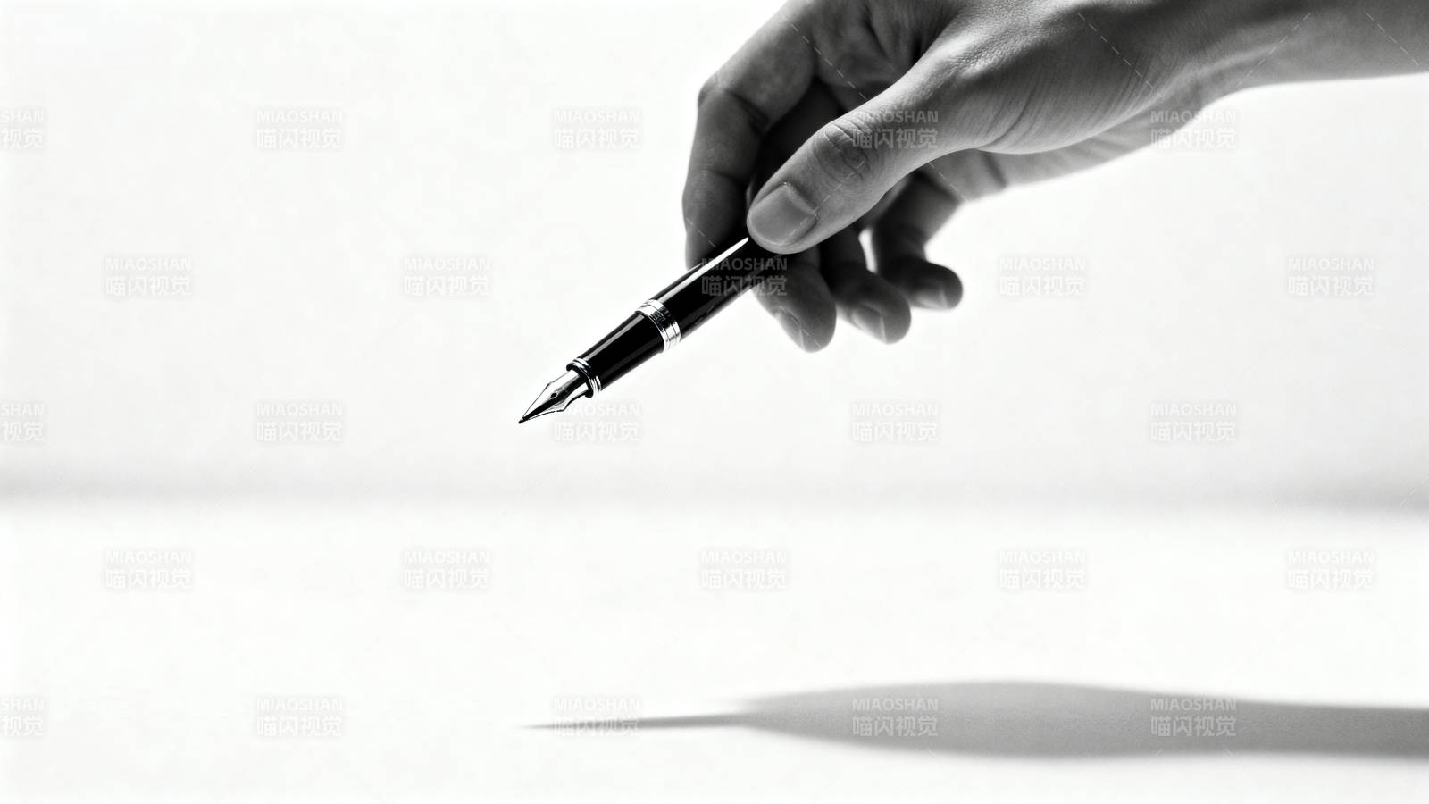 执笔悬空 影落白纸图片
