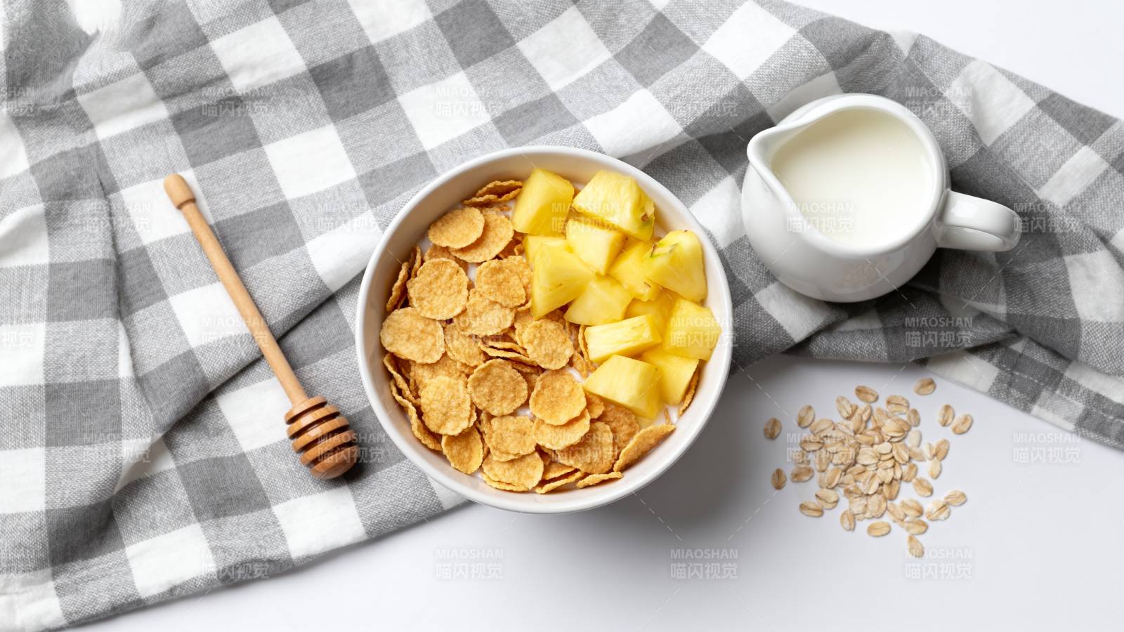 早餐麦片配水果图片