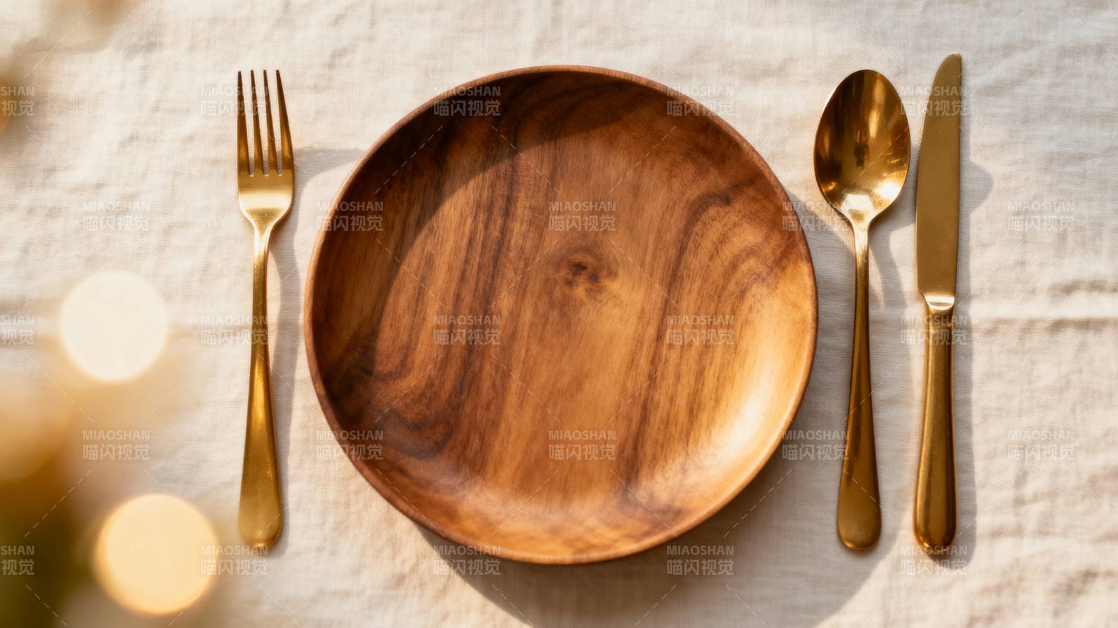 木质餐盘与金色餐具图片