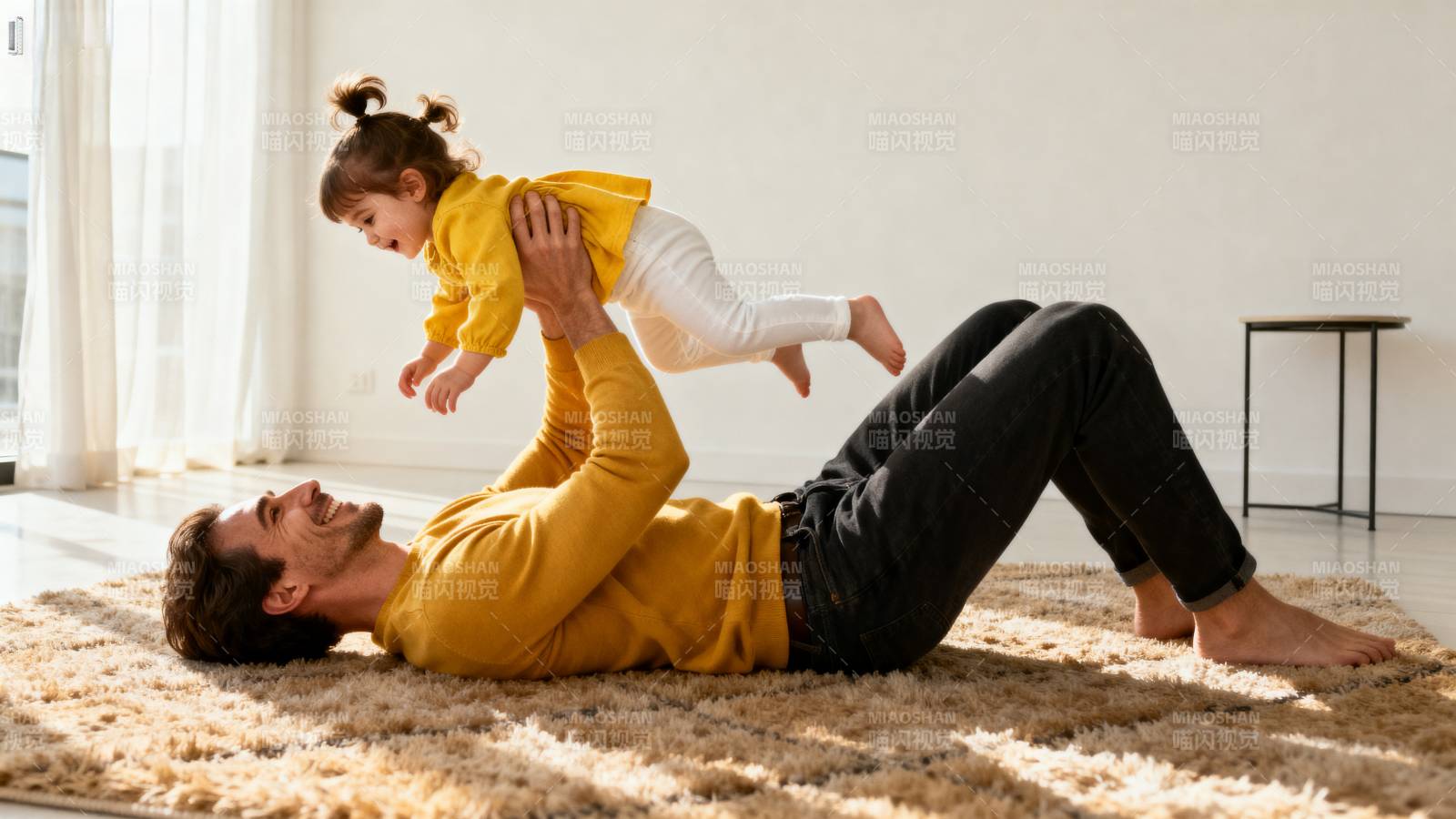 父女嬉戏温馨时光图片