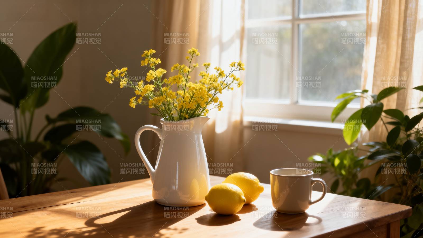 窗边静物 花与柠檬图片