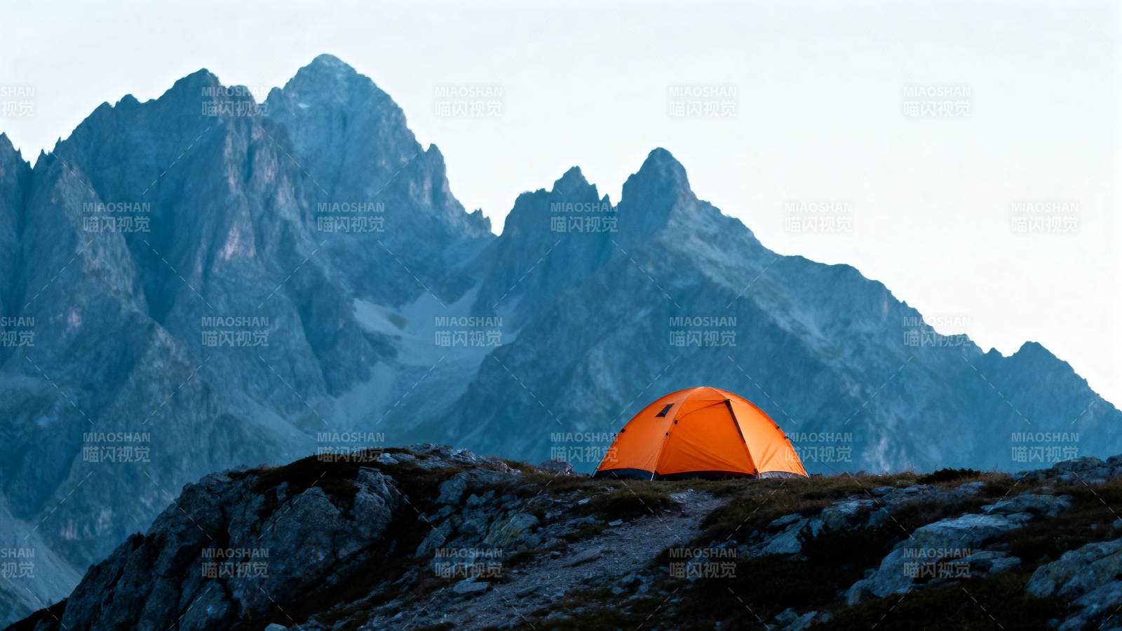 雪山之巅的橙色帐篷图片