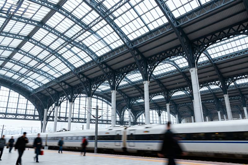 车站列车疾驰而过图片