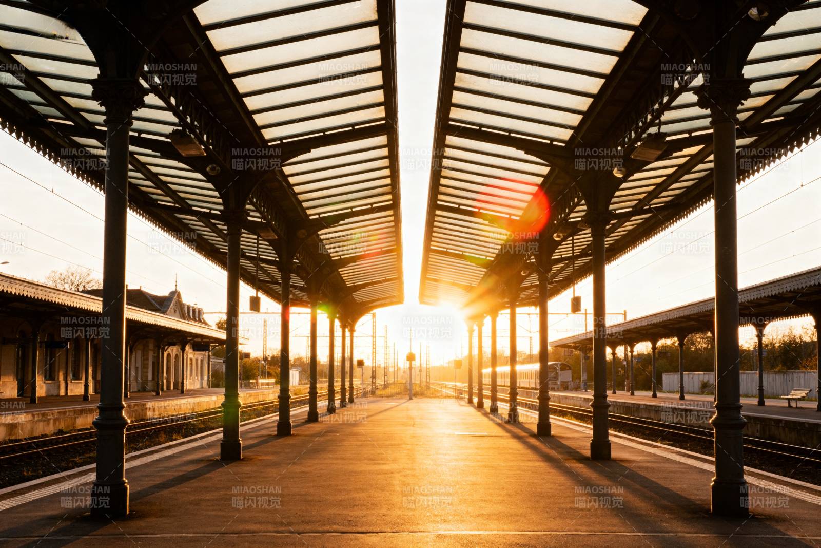 站台晨光图片