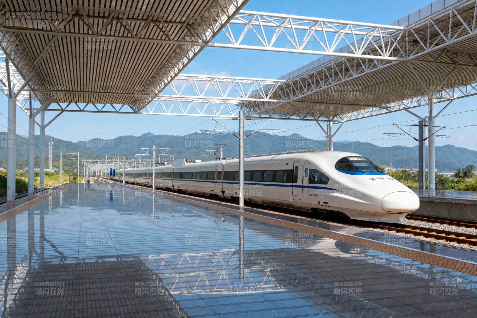 高速列车进站图片