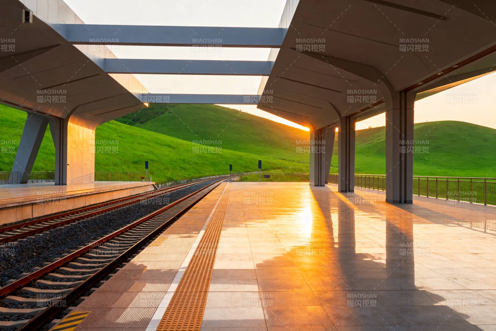 晨光中的车站图片