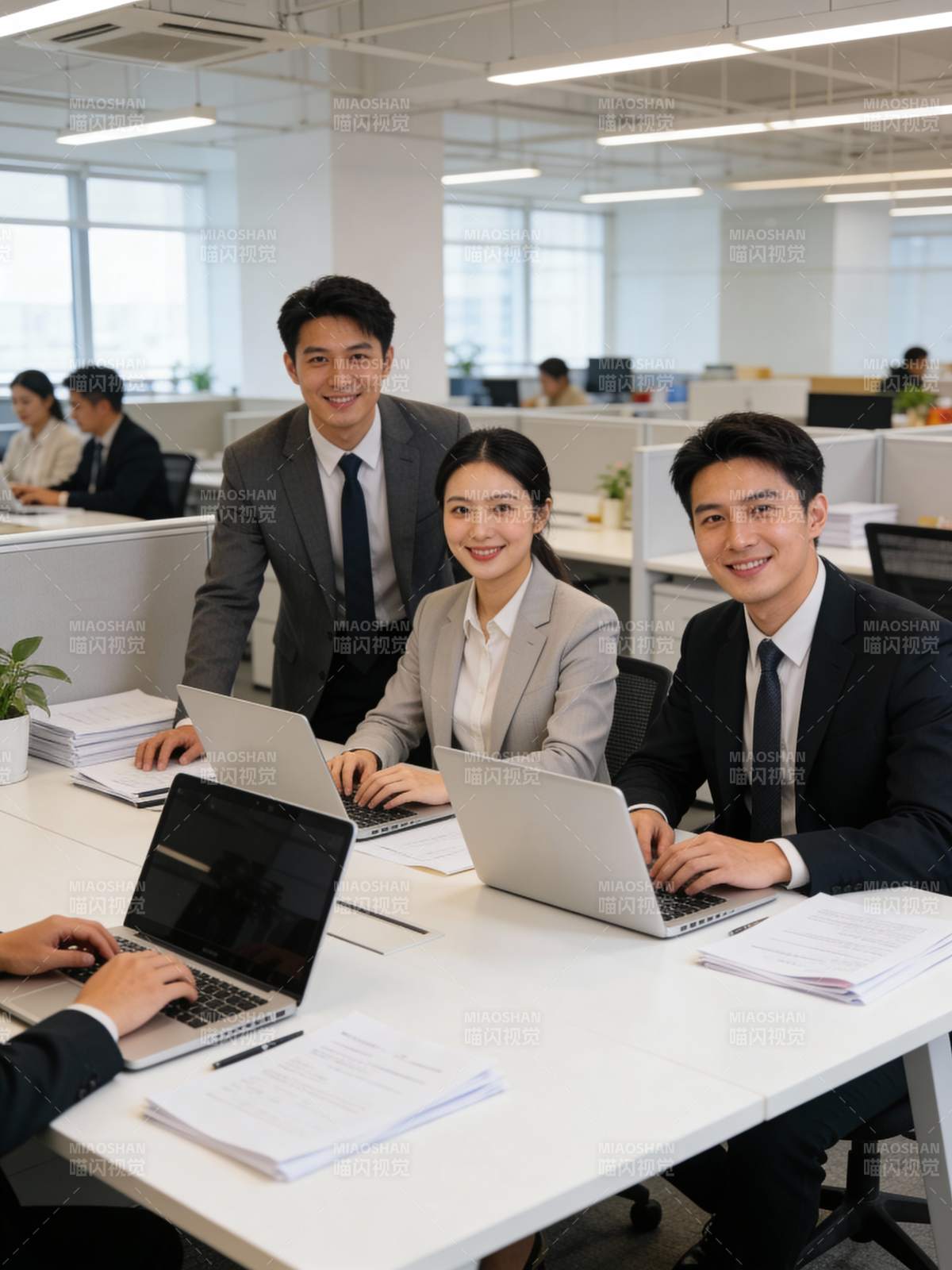 职场团队协作瞬间图片