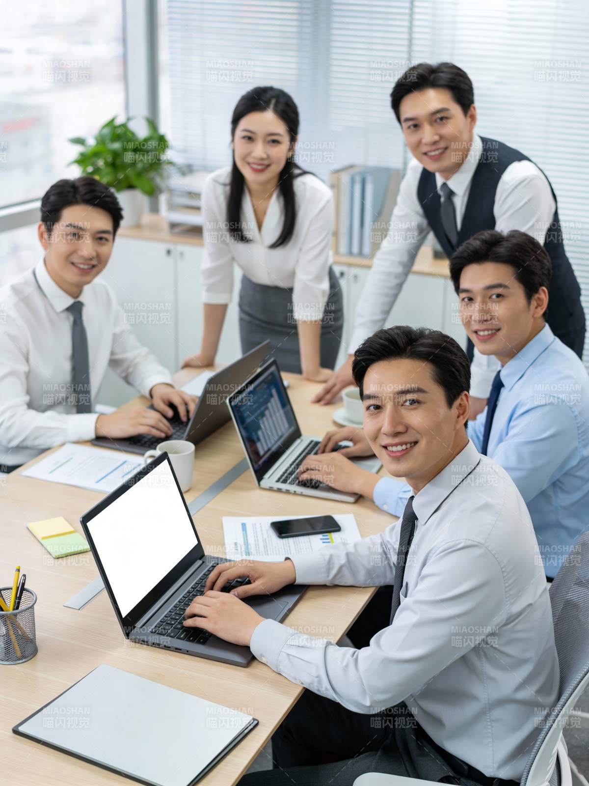 团队协作办公场景图片