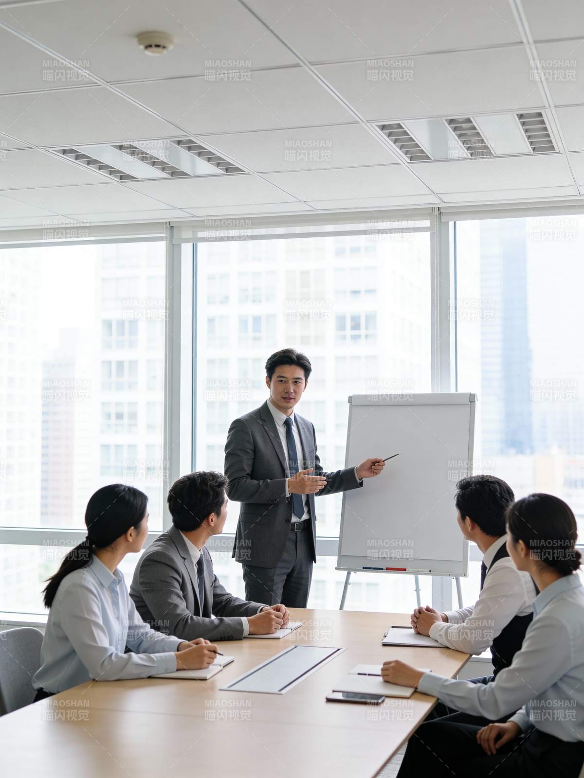 商务会议进行中图片
