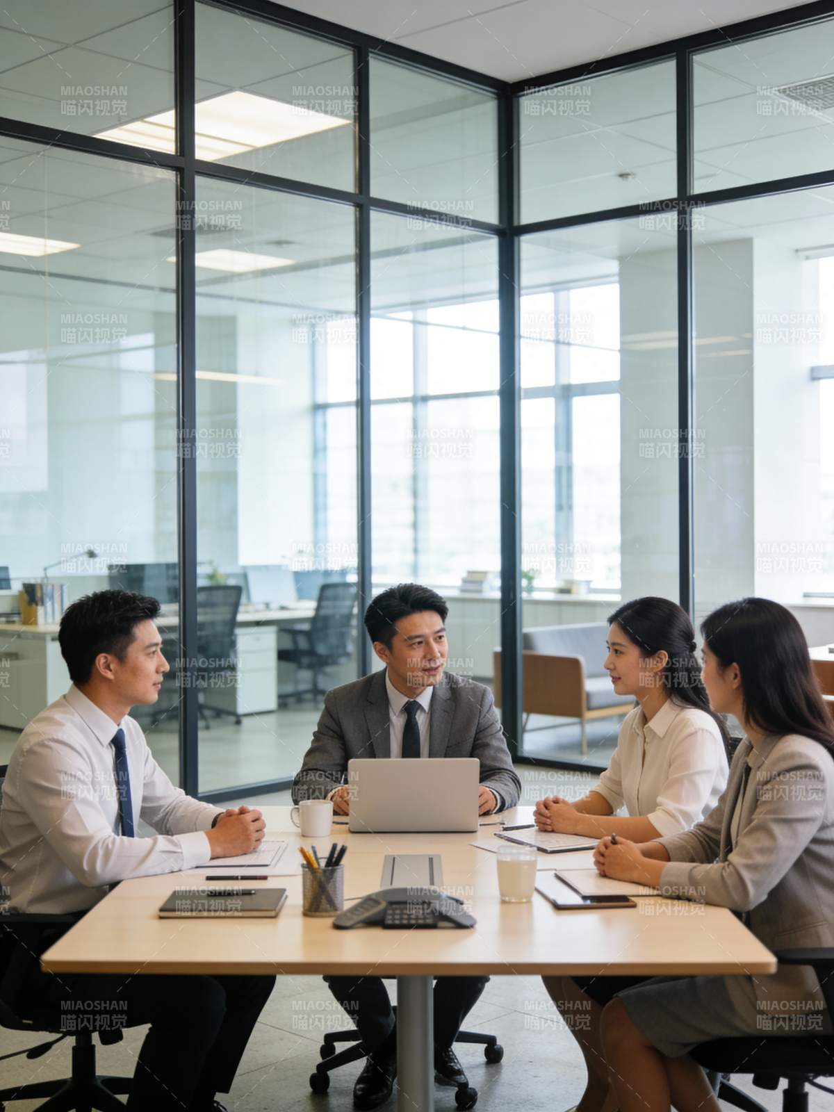商务会议讨论中图片