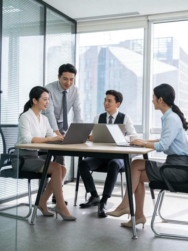 商务会议讨论中图片