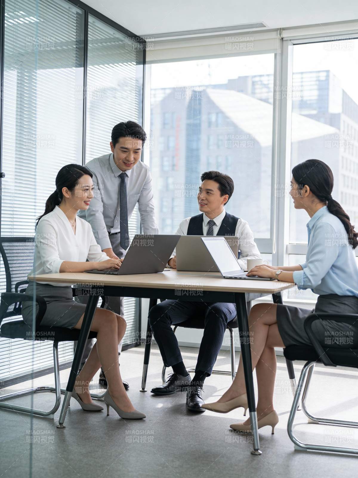 商务会议讨论中图片