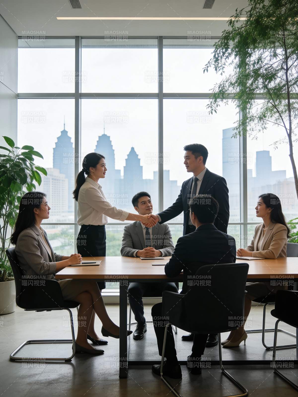 商务会议握手合作图片