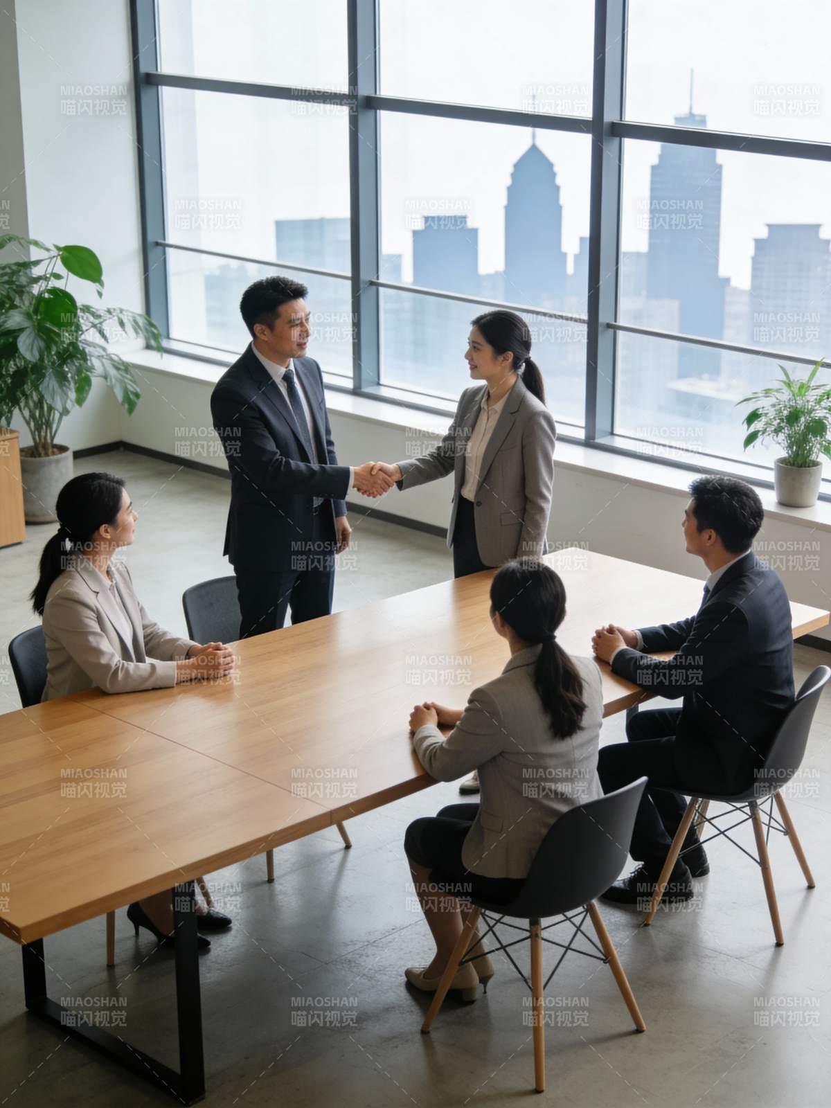 商务会议握手合作图片