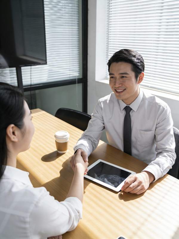 职场握手合作瞬间图片