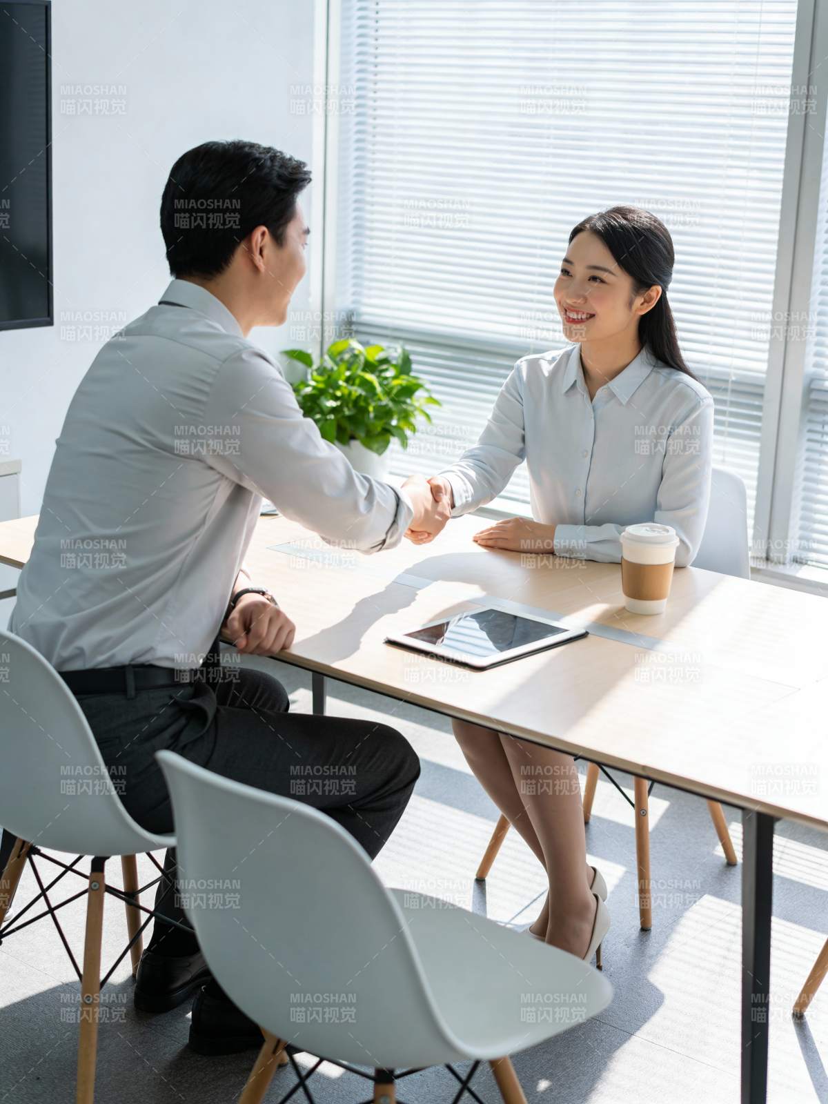 商务握手合作愉快图片