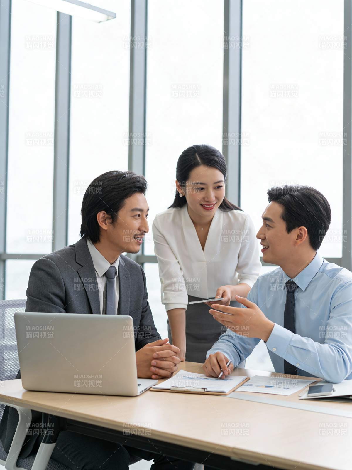 商务会议讨论中图片