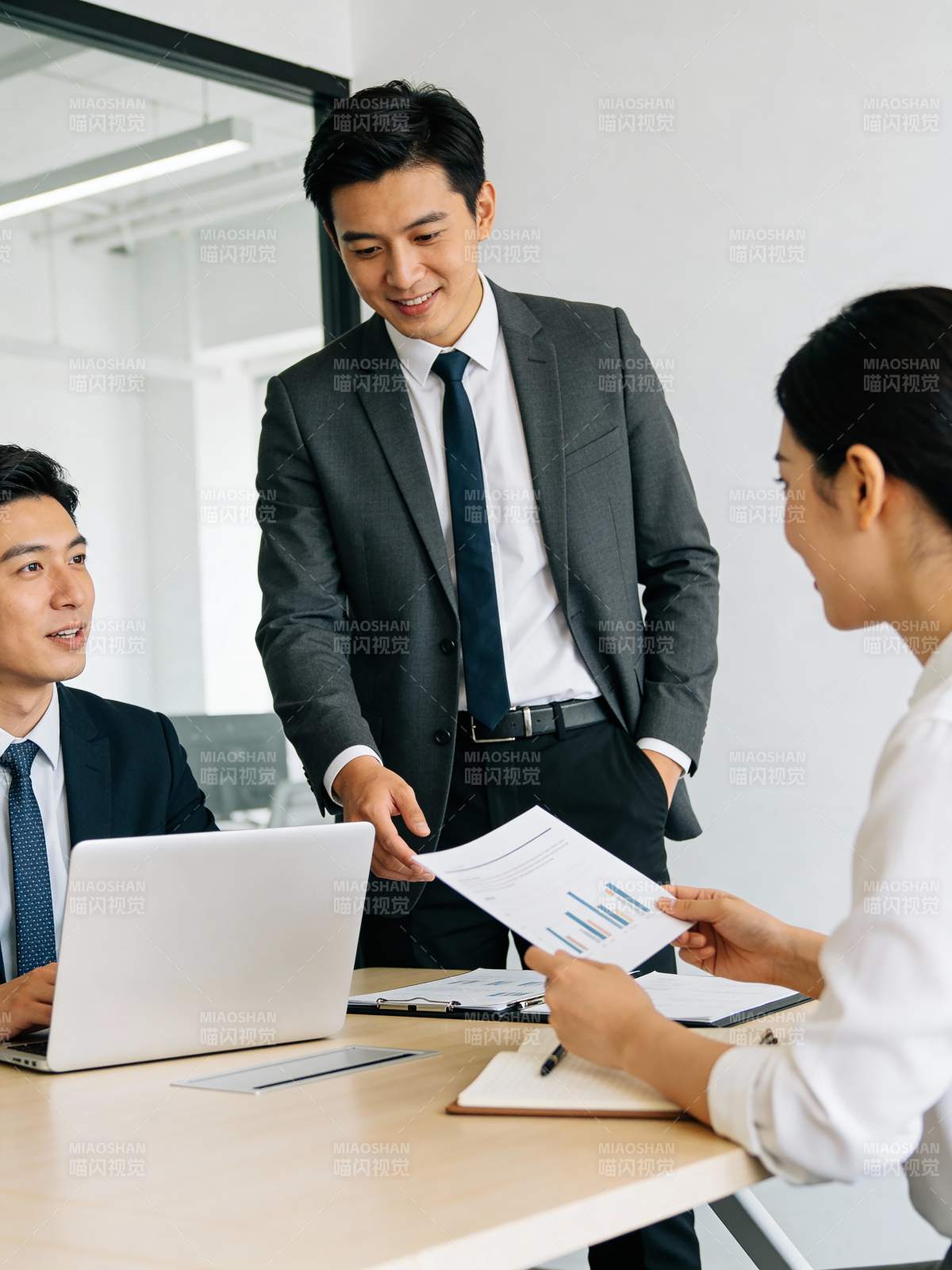 商务会议讨论文件图片