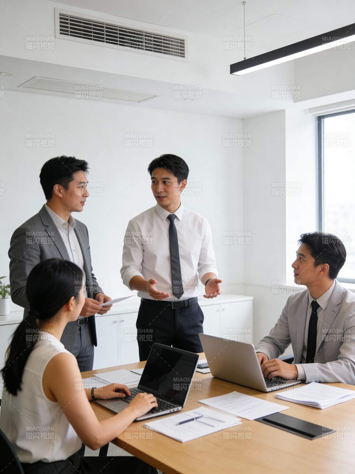 商务会议讨论中图片