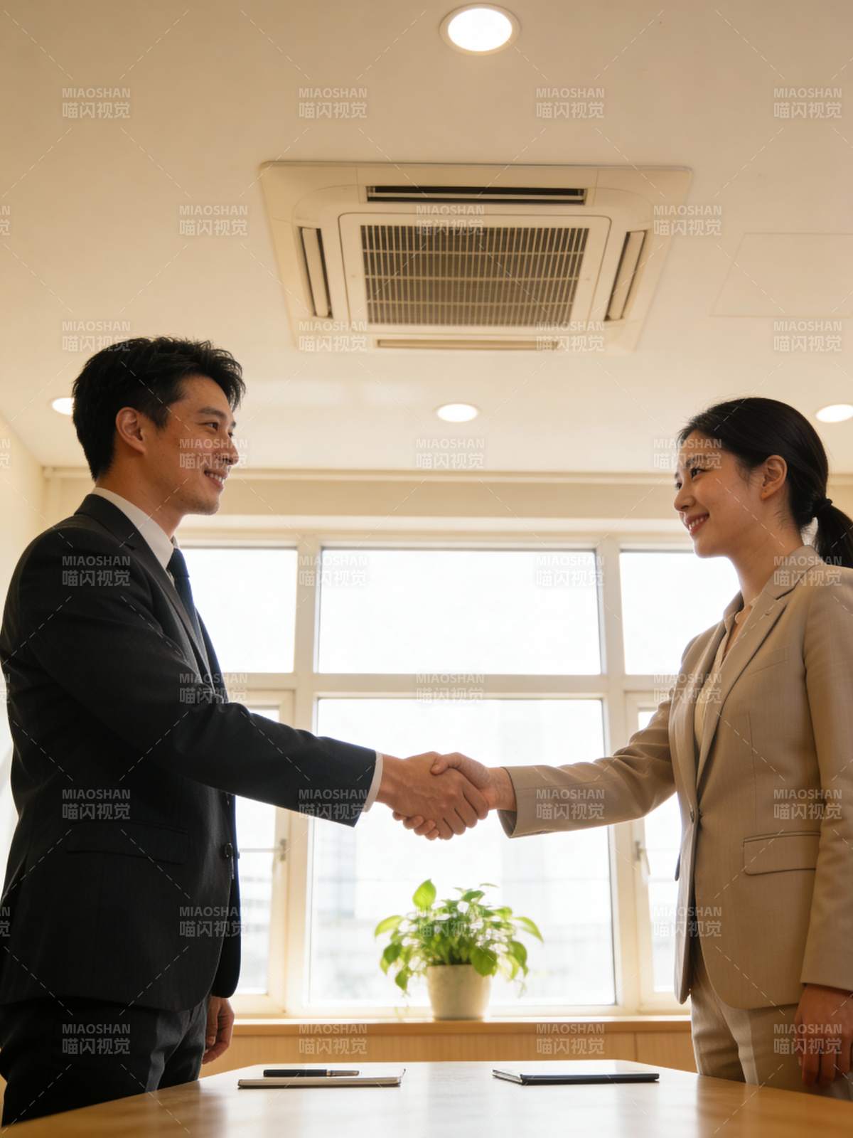 商务握手合作瞬间图片
