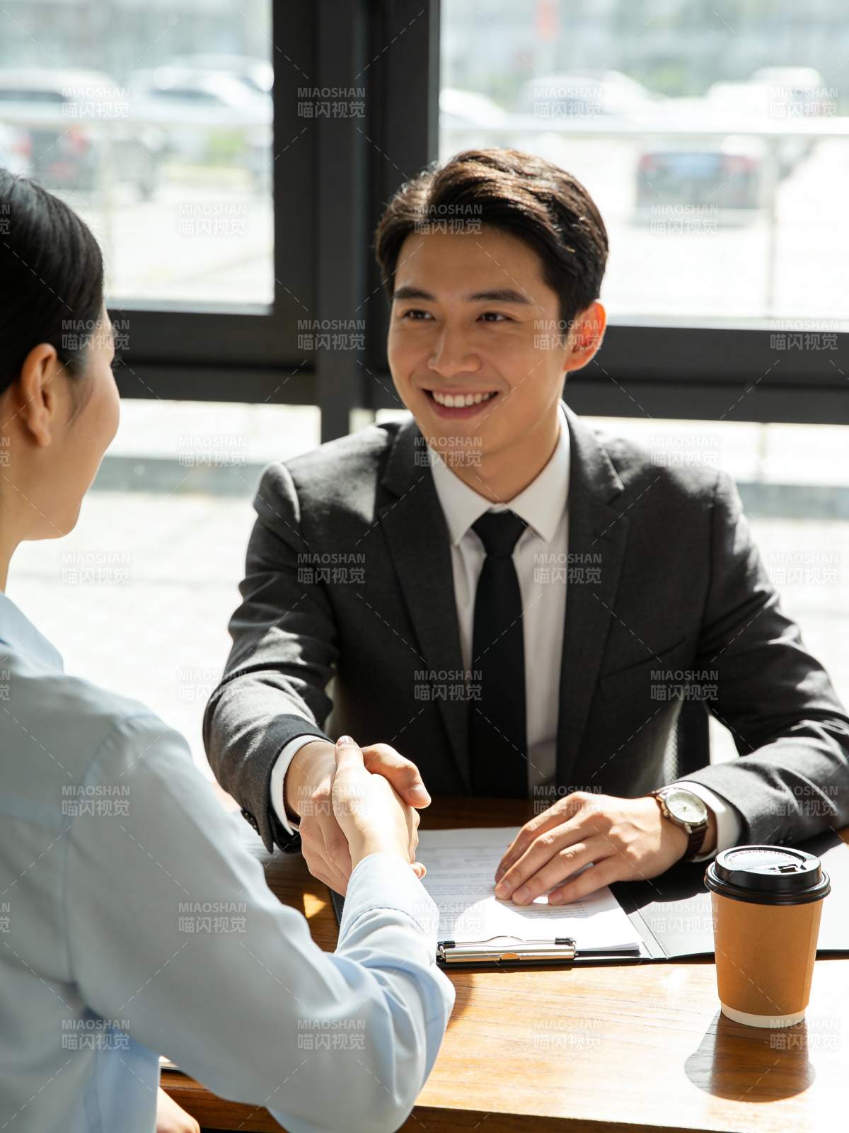 商务握手 合作愉快图片