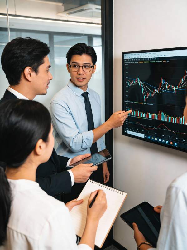 团队分析市场数据图片