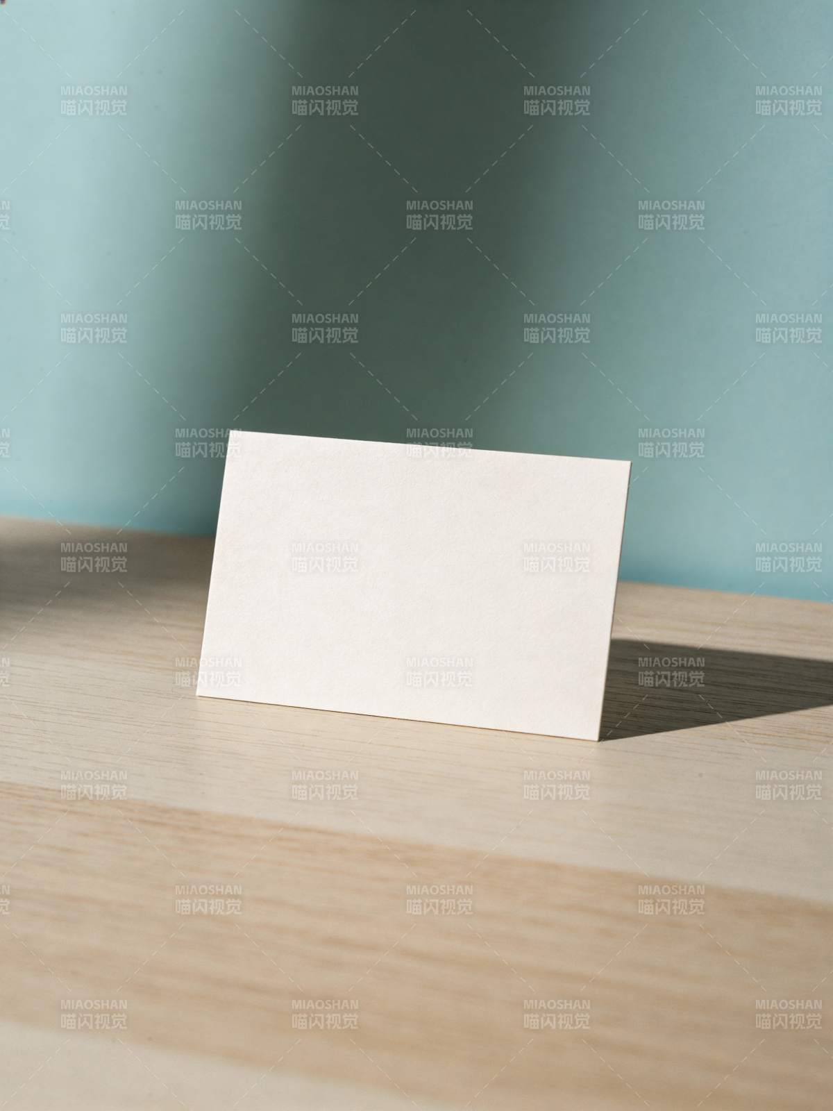 空白卡片静置桌面图片